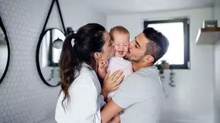 Para, która całuje swoje dziecko 