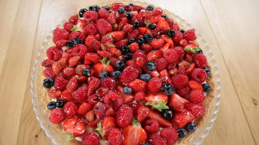 Tarta wakacyjna z owocami 