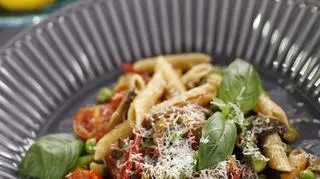 Makaron penne primavera - przepis Grzegorza Zawieruchy