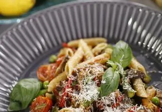 Makaron penne primavera - przepis Grzegorza Zawieruchy