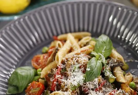 Makaron penne primavera - przepis Grzegorza Zawieruchy
