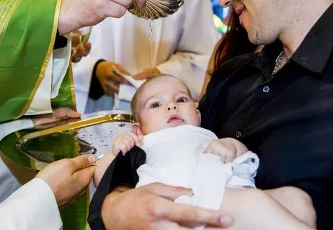Niezwykłe zachowanie dziecka podczas chrztu. "Świetnie, że ktoś to uwiecznił na pamiątkę"