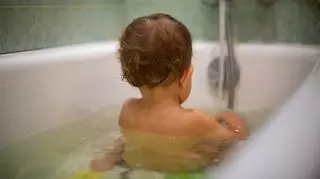 2-latek mógł umrzeć przez korek do wanny. Jego mama: "Nie mogę uwierzyć, jak było blisko"