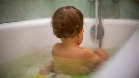 2-latek mógł umrzeć przez korek do wanny