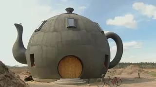 Zbudował dom w kształcie dzbanka do herbaty. "Cała aranżacja zaplanowana jest w kierunku gliny i drewna"