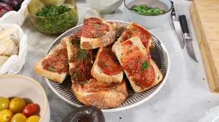 Grzanka z sosem pomidorowym