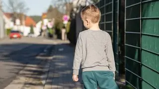 Czterolatek sam błąkał się po ulicy. Nie wiedział, jak się nazywa i gdzie mieszka