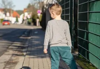 Czterolatek sam błąkał się po ulicy. Nie wiedział, jak się nazywa i gdzie mieszka