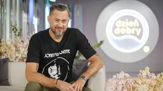 Marcin Prokop w thrash metalowym makijażu przegląda podręcznik do HIT. "Efektowne glissanda myśli"