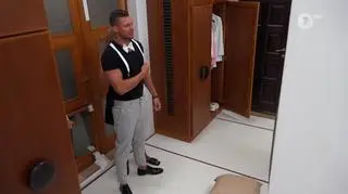 "Hotel Paradise 6". Adam szykuje się na imprezę