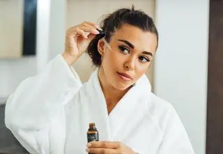 Kosmetyki z retinolem mogą podrażniać skórę. Jak je aplikować, by tego uniknąć?