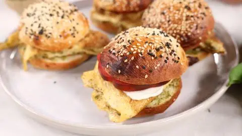 Mini bułeczki z omletem, pesto i mozzarellą 