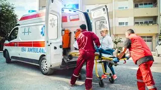 Auto bez kierowcy poturbowało 11-latka. Policja: "Przejechało po nim koło"