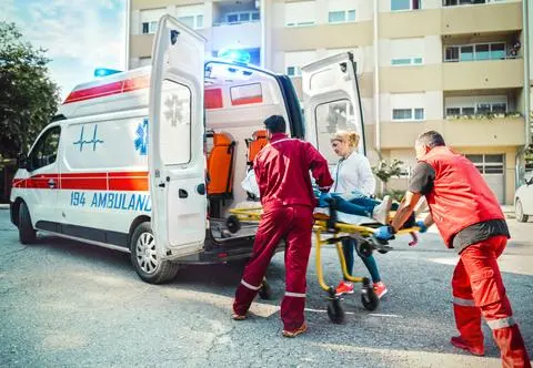 Auto bez kierowcy poturbowało 11-latka. Policja: "Przejechało po nim koło"