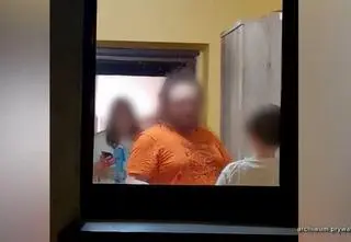 Przechodnie uratowali katowanego 9-latka. Matka nie reagowała, bo “bała się, że będzie wstyd”
