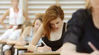 Musiała powtarzać maturę, bo koleżanka obok pociągała nosem