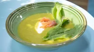 Wiosenna zupa? Wypróbuj krem szczawiowy z kwaśną śmietaną i wędzonym łososiem