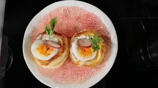 Voille au vent z musem chrzanowym, jajkiem i białą kiełbasą