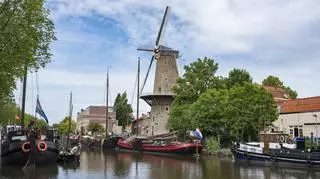 Gouda to nie tylko smaczny ser żółty, ale również atrakcyjne miasto turystyczne w Holandii. Co warto tam zobaczyć?