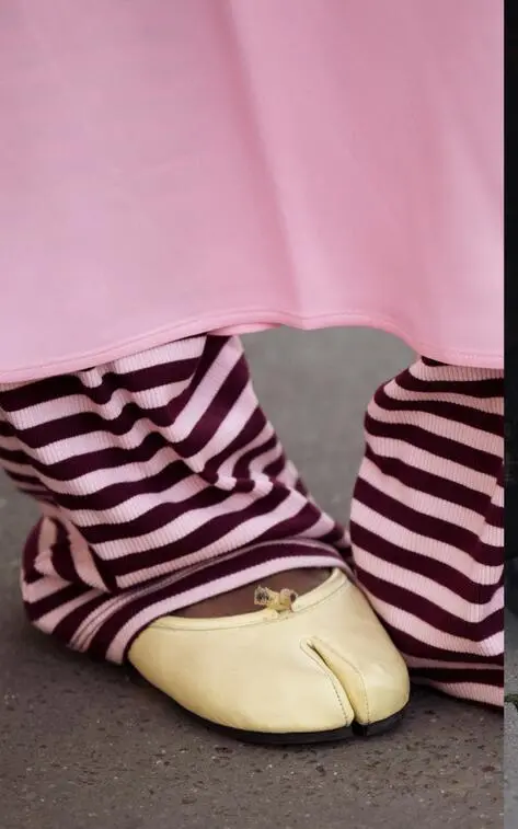 "Brzydkie" buty podbijają polskie ulice latem. Stylista: "Dzięki nim nasz look jest ciekawszy"