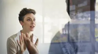 Czujesz się źle po rozmowie z partnerem czy kolegą? Poznaj niewerbalne techniki manipulacji