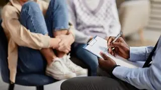 Psycholog robiący notatki podczas rozmowy z dzieckiem