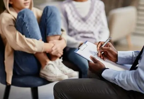 Ich problemy często pozostają niezauważone. W trakcie sesji terapeutycznych dzieci mówią o tym, co je boli