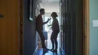 "Ojcowanie w związku". Dlaczego mężczyźni przyjmują rolę rodzica w relacji z ukochaną? 
