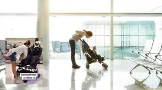 Wybrała się w podróż z dwójką dzieci. Rozkładała wózek, trzymając jedno na rękach