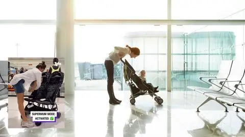 Rozłożyła wózek, trzymając na rękach dziecko