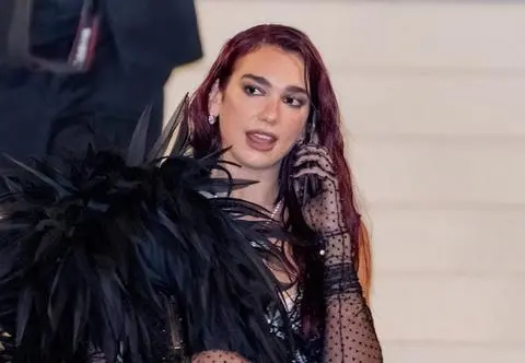 Dua Lipa po raz kolejny zaczytana w polskiej literaturze. "Wybiera perełki"