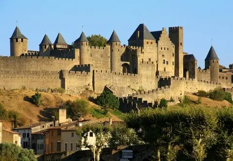 Nowoczesne miasto, historyczne fortyfikacje – Carcassonne. Co warto zobaczyć?