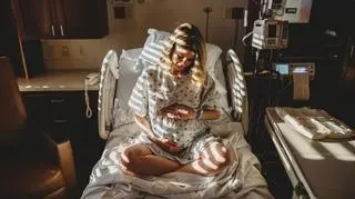 Kobiety same "wyjmują" dziecko. Ginekolog ostrzega