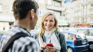 Small talk nie jest twoją mocną stroną? Psycholog radzi, jakich tematów unikać 