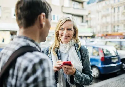 Small talk nie jest twoją mocną stroną? Psycholog radzi, jakich tematów unikać 