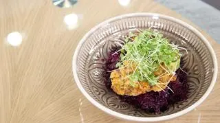 Pieczona kapusta z jajkiem sadzonym, marchewką julienne i sosem sezamowym