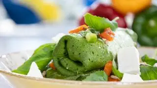 Ziołowe naleśniki z serem Fellada, salsą paprykowo oliwkową i sosem ziołowym