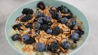 Jaglanka na mleku kokosowym z borówkami, jeżyną i gorzką czekoladą