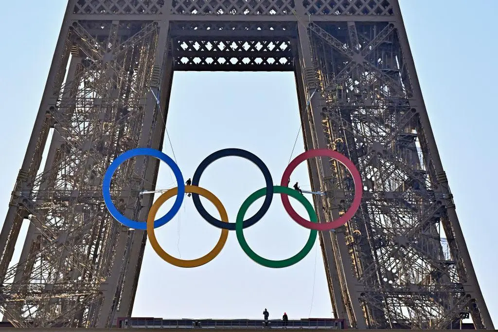 Wieża Eiffla przyozdobiona pięcioma kółkami olimpijskimi
