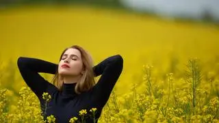 Zaczynamy sezon na rzepiary. Jak robić sobie zdjęcia w rzepaku?