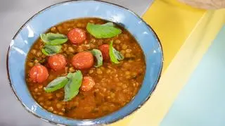 Zupa pomidorowa z soczewicą, rukolą i grillowaną papryką