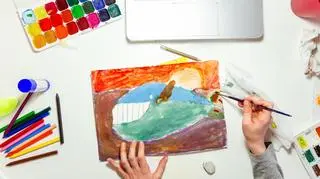 osoba, która rysuje wieloryba 