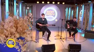 Nie Sztywny Pal Azji w piosence “Spotkanie z…”