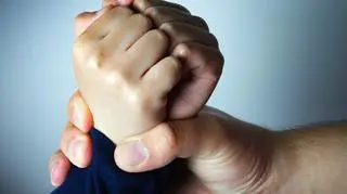 Gdy dziecko bije rodziców, czyli jak reagować na agresję pociechy. "Maluch uczy się wyrażania emocji"  