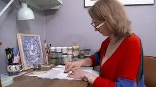 Maluje dzieła sztuki na kafelkach