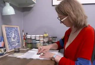 Maluje dzieła sztuki na kafelkach