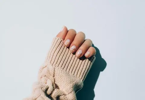 Micro manicure - nowy trend w stylizacji paznokci. Pokochają go minimalistki 
