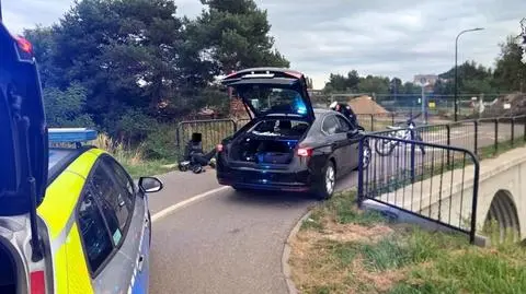 Nastolatkowie uciekali na elektrycznych motocyklach.