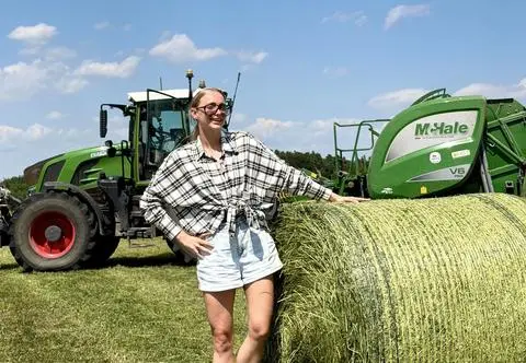 Kobiety na traktory! Karolina Kalatzi wsiadła za kierownicę i przepadła. "To jest moje nowe hobby"