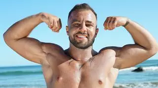 Grzegorz Głuszcz z "Hotelu Paradise 6". Kim jest i jak wyglądał, zanim zaczął ćwiczyć na siłowni?